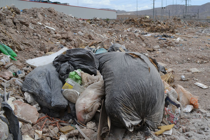 Dejan basura. En los terrenos abandonados se deja toda clase de basura, incluso bolsas con desechos domésticos.