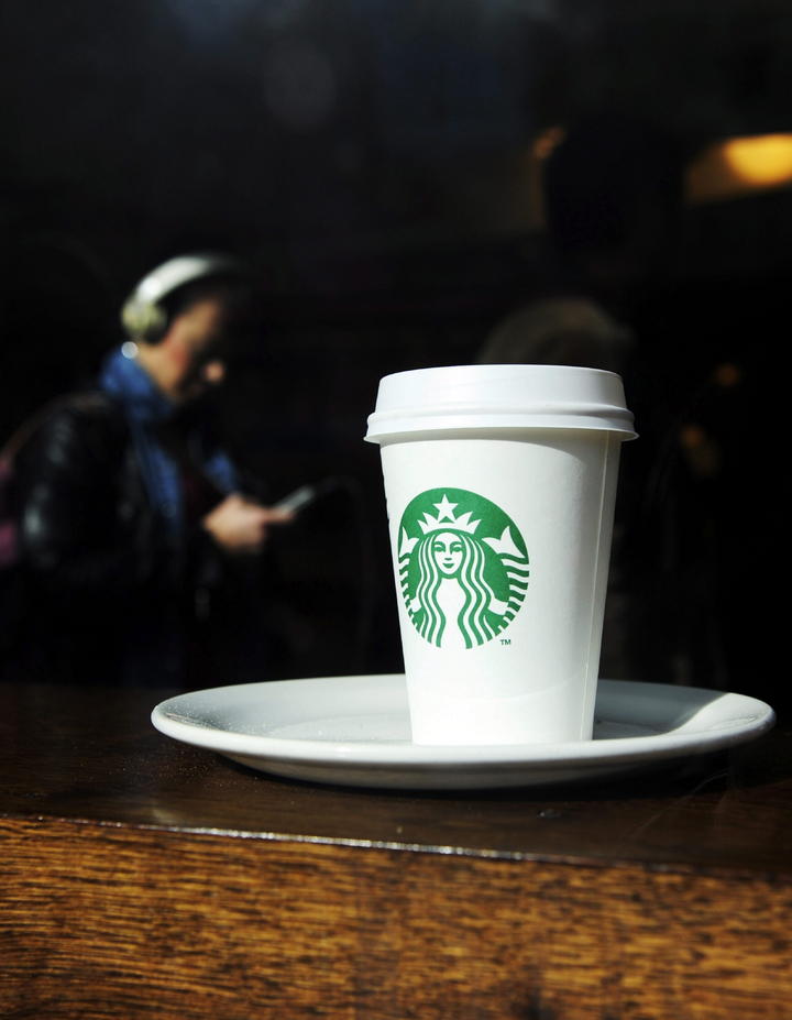 Durante dos años, los empleados de un Starbuck usaron agua proveniente del grifo de un baño público para preparar el café ofrecido a sus clientes. ARCHIVO