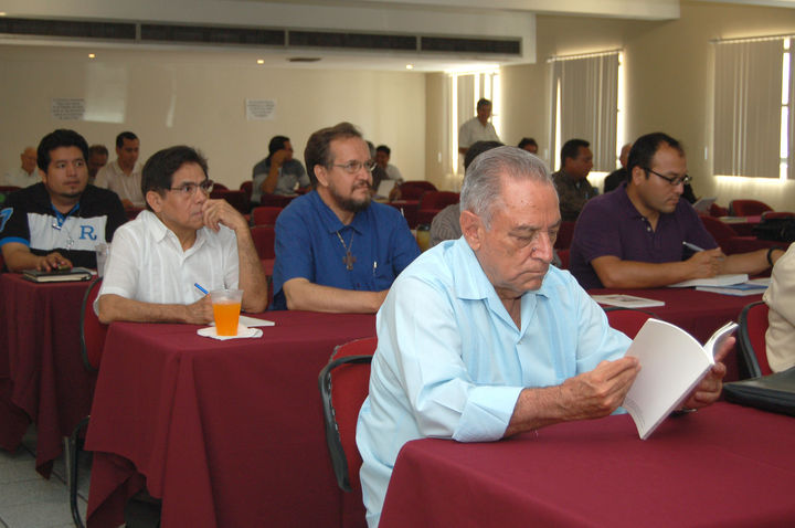 Taller. Sacerdotes de la Diócesis de Torreón participaron en el taller Estado y Nación.