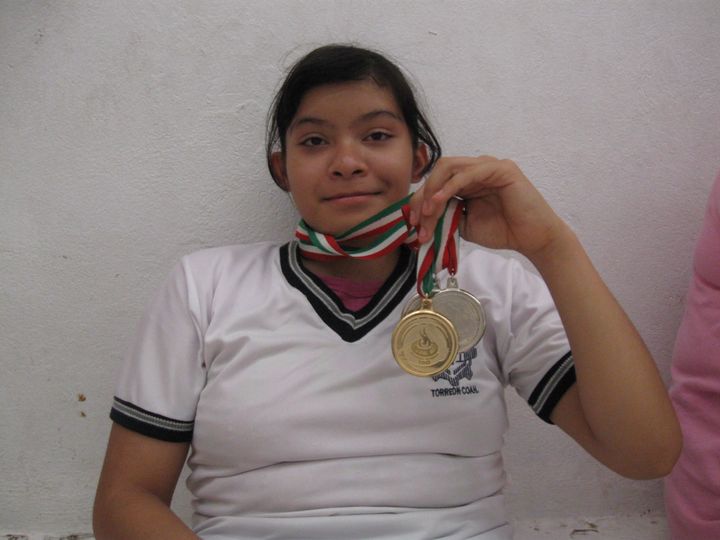 Angélica López Ramírez logró una presea de oro y dos de plata durante su participación en la Paralimpiada Nacional 2013, la cual se efectuó hace unos días en la ciudad de Guadalajara, Jalisco. Los paralímpicos ganan oro y plata