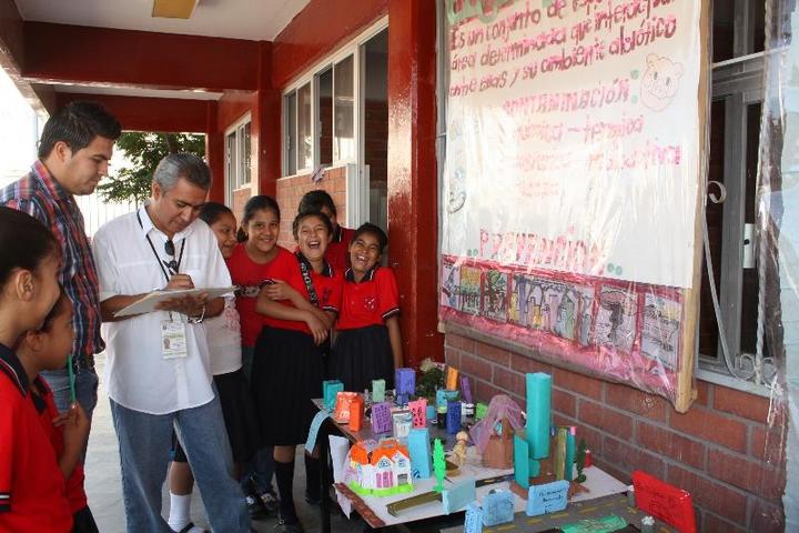 La exposición ambiental lleva por nombre “El Niño y la Ciudad”, y en ella los alumnos participaron con la elaboración de maquetas.