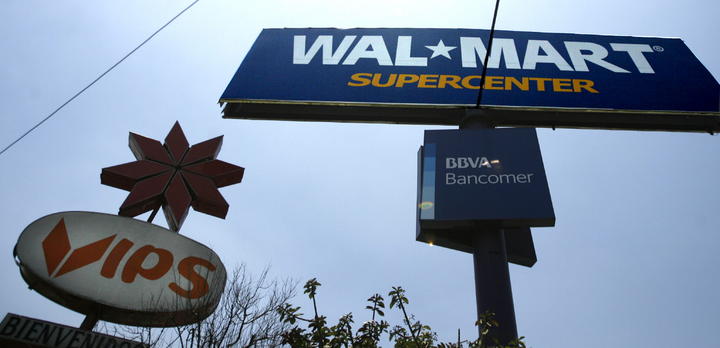 Operaciones. Fotografía de un aviso de la cadena de almacenes estadounidense Walmart y su marca Vips.