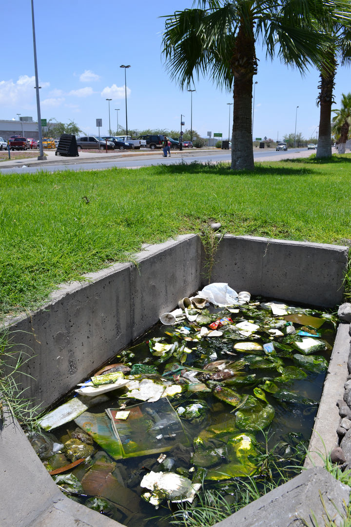 Insalubridad. Registros para el agua de las áreas verdes del Sistema Vial Revolución se encuentran llenos de basura y otros desechos desde hace meses, el exceso de líquido se filtra en otras zonas.