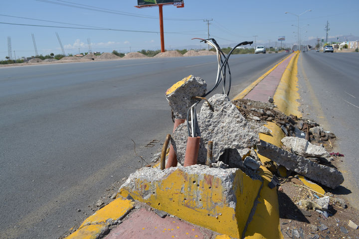 Carencias en la carretera Torreón-San Pedro. Sobre la carretera Torreón-San Pedro, en el tramo del 'Nudo Mixteco' al TSM, faltan 22 luminarias, además sobre los carriles de alta velocidad, de ambos lados, hay 12 palmas derribadas.