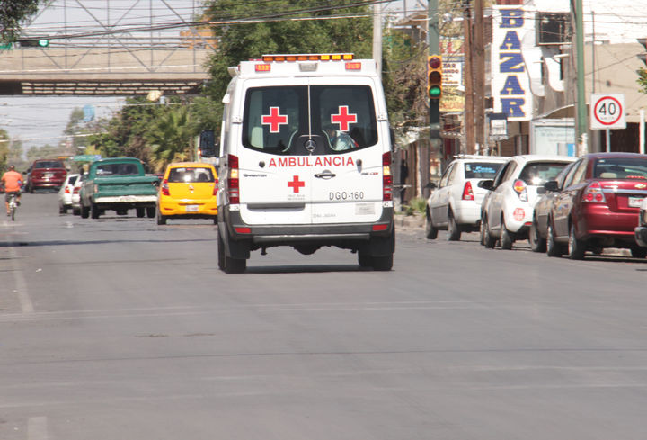 Lesionados. En ambulancias de Cruz Roja Gómez Palacio fueron trasladados a un hospital de la ciudad de Torreón las dos personas que resultaron lesionadas donde el fallido secuestro. 