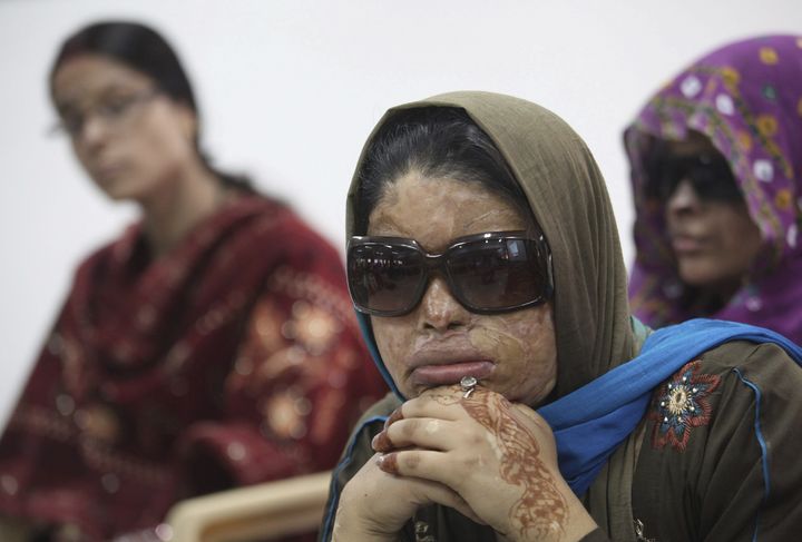 Pandemia.  Una mujer víctima de un ataque con ácido en la India acude a un seminario de apoyo a mujeres maltratadas. Alerta la OMS que la violencia ha alcanzado tintes pandémicos.