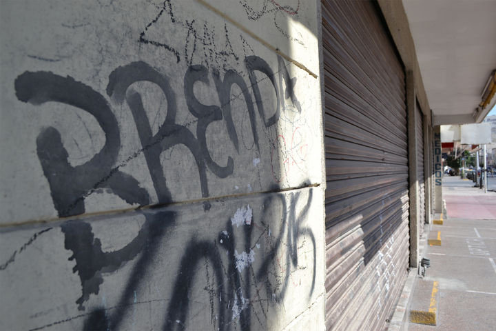 Dejan mensajes. Las paredes se utilizan de forma frecuente como sitios donde se pueden dejar mensajes, los grafitis también llevan firmas de grupos o personas.