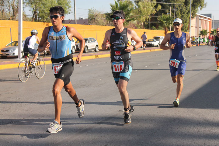 Con gran éxito se celebró ayer el XI Triatlón de la Unidad Deportiva Torreón 'Braulio Fernández Aguirre', en el cual resultó ganador absoluto en la modalidad de Triatlón Sprint el lagunero Jaime Zárate Sada. (Foto de Jesús Galindo)