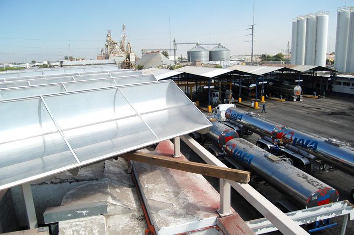 Calentamiento. Se colocaron 10 colectores solares híbridos planos-parabólicos y se utiliza la energía verde para calentar una solución alcalina en el lavado interior de pipas que transportan leche a la planta.