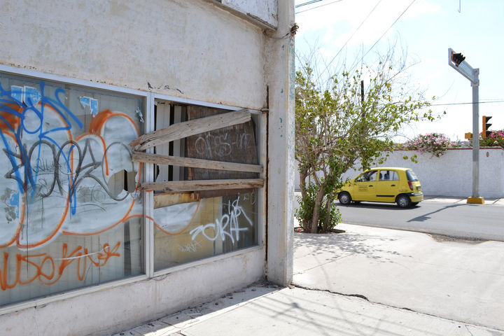 Sin protección. En fincas o negocios abandonados se forzan accesos y ventanas para cometer robos o vandalismo.