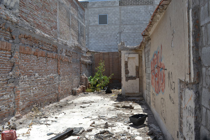 Molestia. Vecinos del Hospital General de Torreón reportan que un terreno aledaño es utilizado como depósito de basura.