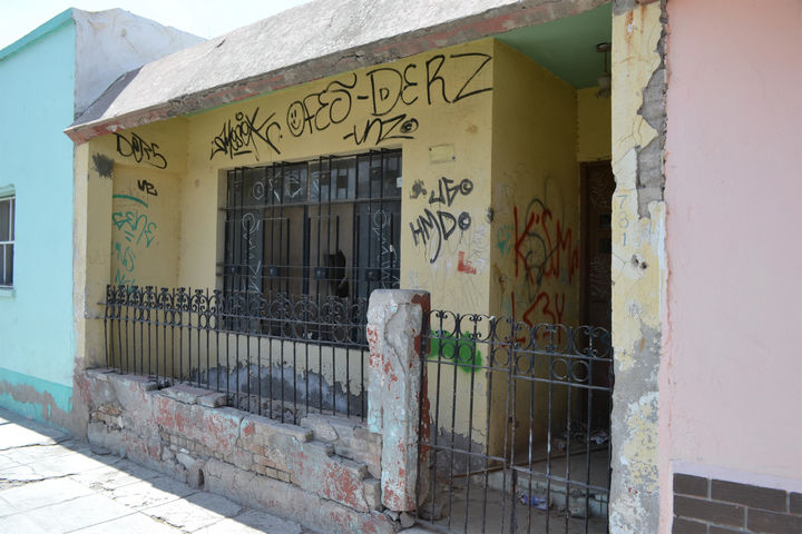Vandalismo. Las casas abandonadas generalmente se convierten en áreas donde el grafiti y los robos están a la orden del día.