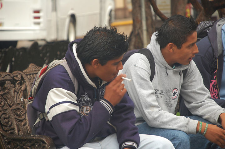 Droga legal. El tabaquismo es una de las principales drogas legales que consumen los jóvenes, incluso los niños de entre 10 y 8 años.