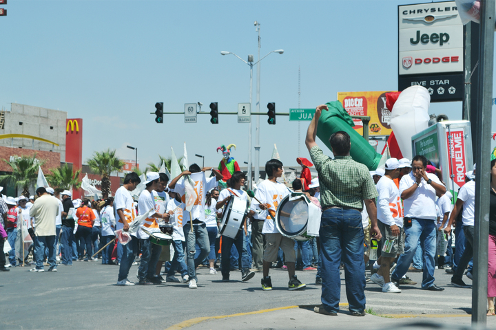 Salen. Cientos de personas participaron en las campañas durante ayer sábado en Torreón.