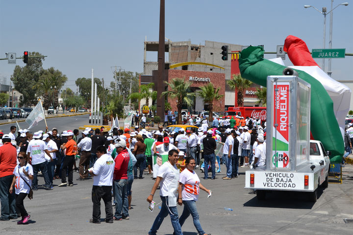 Llenan las calles. En Diagonal Reforma y avenida Juárez acudieron decenas de personas para apoyar a Miguel Riquelme.