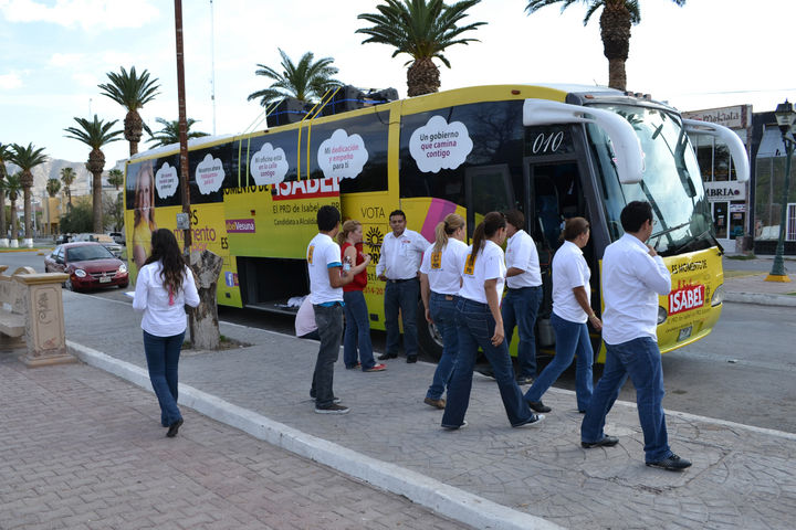 Recorridos. Isabel Vesuña y su equipo recorrieron distintas vialidades de la ciudad en su camión de la 'campaña móvil'.