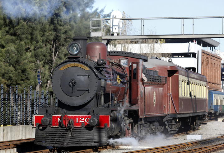 La locomotora a vapor construída en 1910 que está destinada a paseos turísticos, históricos y patrimoniales. (EFE)
