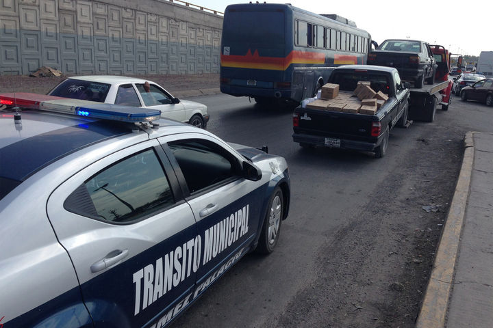Infracciones. Dos vehículos fueron retirados de circulación frente a un centro comercial en la colonia Hamburgo, ambos fueron trasladados a un corralón de Gómez Palacio.