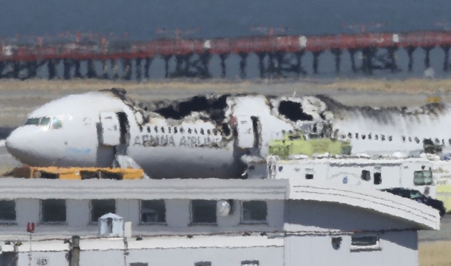 Las primeras investigaciones apuntan a un error humano en el accidente, que provocó dos muertos y 180 heridos, ya que el avión volaba muy bajo y a una velocidad demasiado moderada cuando intentó aterrizar.  
