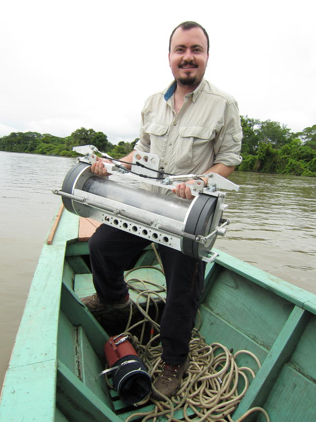 El colombiano Camilo Ponton, de la Universidad del Sur de California, avanzó los resultados de sus estudios en el Amazonas, donde investiga cómo las concentraciones de carbono transportadas de la selva al mar inciden en el cambio climático. EFE