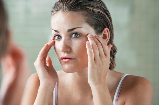 Debido a que las mujeres son más dadas al uso de cremas faciales y cosméticos, es en ellas, en que esta forma de dermatitis aparece con más frecuencia. INGIMAGE