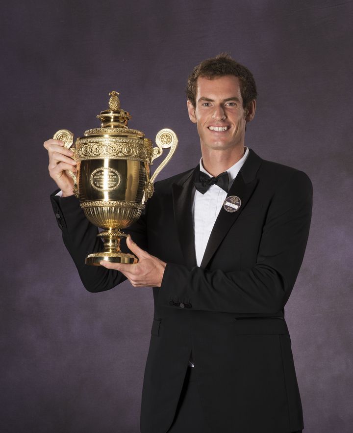 El escocés Andy Murray ha puesto fin a una espera de 77 años desde que un jugador británico ganó el torneo de tenis de Wimbledon al vencer a Djokovic. (AP)