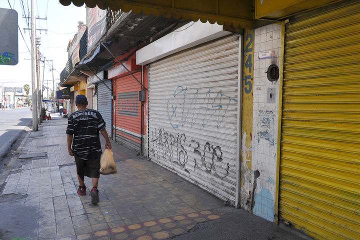 Locales cerrados. La mayoría de los locales comerciales abandonados están grafiteados y sucios, ya que son utilizados como sanitarios públicos.