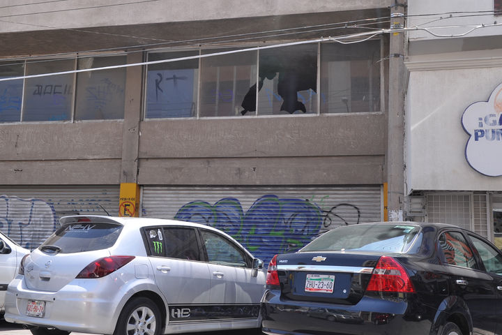 Vidrios rotos. Los edificios lucen repletos de grafiti y están completamente vandalizados.