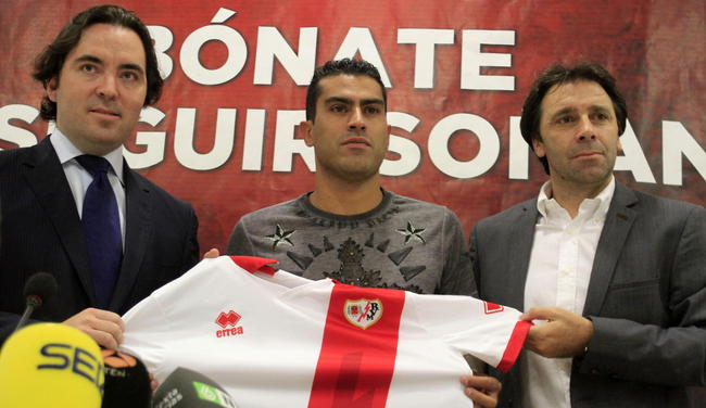 El delantero mexicano reconoció que jugar en España es 'un sueño' que se ha podido cumplir con su llegada al Rayo. (EFE)
