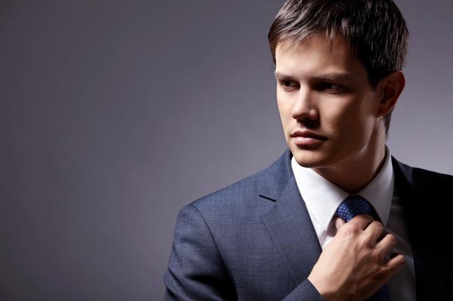 La corbata, consideran especialistas en moda, es un símbolo que sigue añadiendo un plus al vestuario. INGIMAGE