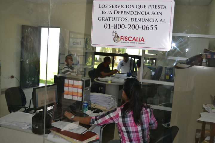 Carteles. En lugares visibles de la Vicefiscalía de la Región Laguna Durango, se colocaron carteles con el número de teléfono para que se presenten las denuncias, las cuales pueden ser anónimas.