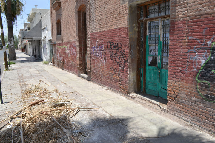 Falta de atención. Las paredes y banquetas que rodean a los edificios históricos del Centro de Torreón se encuentran sucias.