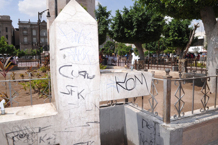 Vandalizada. Grafiteada y con todas sus jardineras prácticamente vacías, se encuentra la Plaza de Armas.