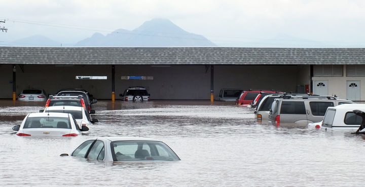 Inundaciones. El Aeropuerto Internacional Roberto Fierro, de la ciudad de Chihuahua, Chihuahua, se inundó debido a las fuertes lluvias que cayeron y que provocaron el desborde de un arroyo cercano, más de 100 vehículos quedaron 'ahogados' dentro del estacionamiento contiguo a la base de la Fuerza Aérea Mexicana.  