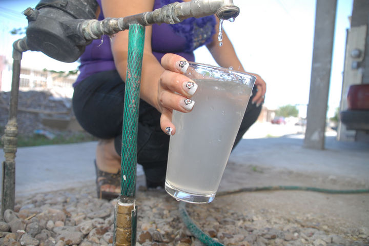 Medio Ambiente. En algunas zonas de la región Lagunera, los ciudadanos beben agua sin importar que tenga un alto contenido de arsénico, pues desconocen sus riesgos.