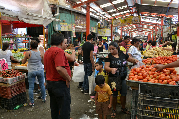 Tradición. Familias enteras de comerciantes han pisado cada uno de los locales en el Mercado Alianza de Torreón, un lugar que comenzó a instalarse a finales de la década de 1890, frente a la vieja estación del ferrocarril, el Mercado se volvió sinónimo de tradición.