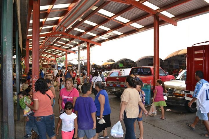 Acuden a diario. Las familias de toda la Comarca Lagunera acuden de lunes a domingo al Mercado Alianza, ya sea para surtir a sus propios negocios o para hacer sus compras regulares.