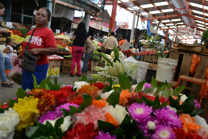 Venta de flores. Decenas de comerciantes venden sus flores en el interior del Mercado, dan colorido y aroma particular a este sitio.
