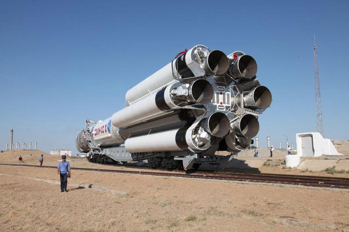 Protón-M, el cohete que debía poner en órbita tres satélites Glonass-M para el sistema de posicionamiento ruso GLONASS (análogo al GPS estadounidense), se desvió de su trayectoria vertical, se estrelló contra el suelo y causó una gigantesca explosión. ARCHIVO