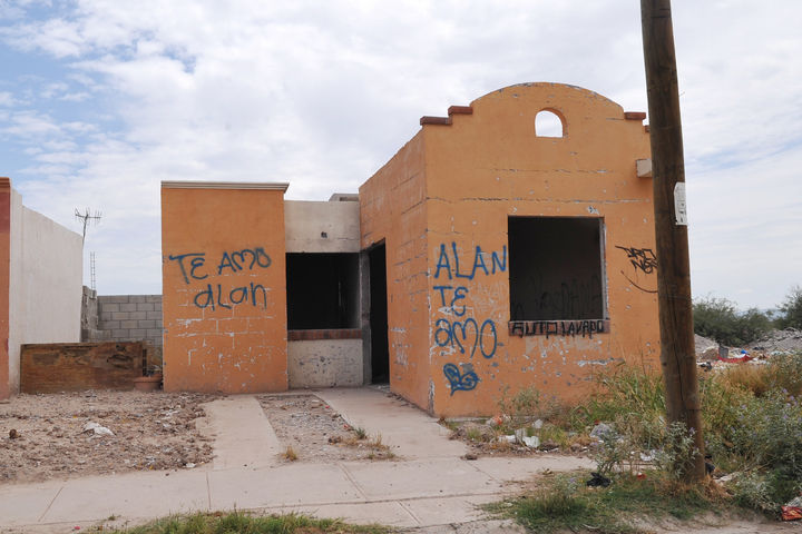 Vandalizadas. Las casas solas han sido graffiteadas y saqueadas por los vándalos.