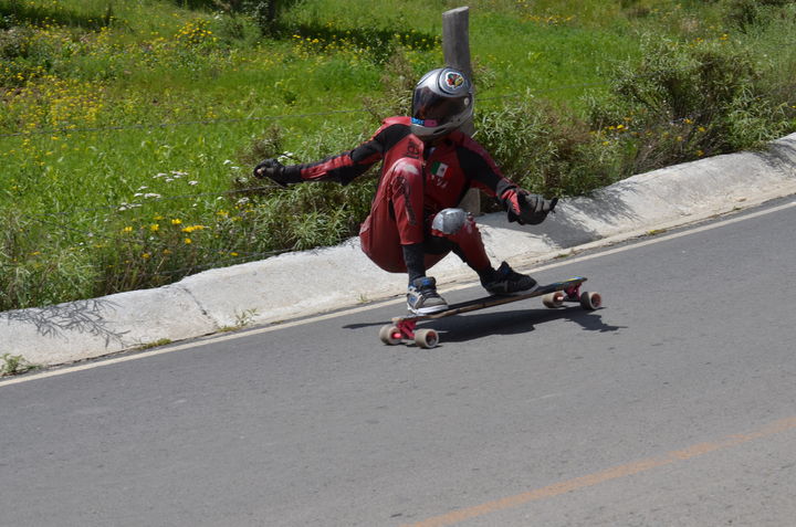 Velocidad. Los 'riders' participan en la carrera de 'downhill skateboarding' y al descender la montaña para llegar al poblado Mesa de las Tablas, alcanzan velocidades superiores a los 100 km/hr.