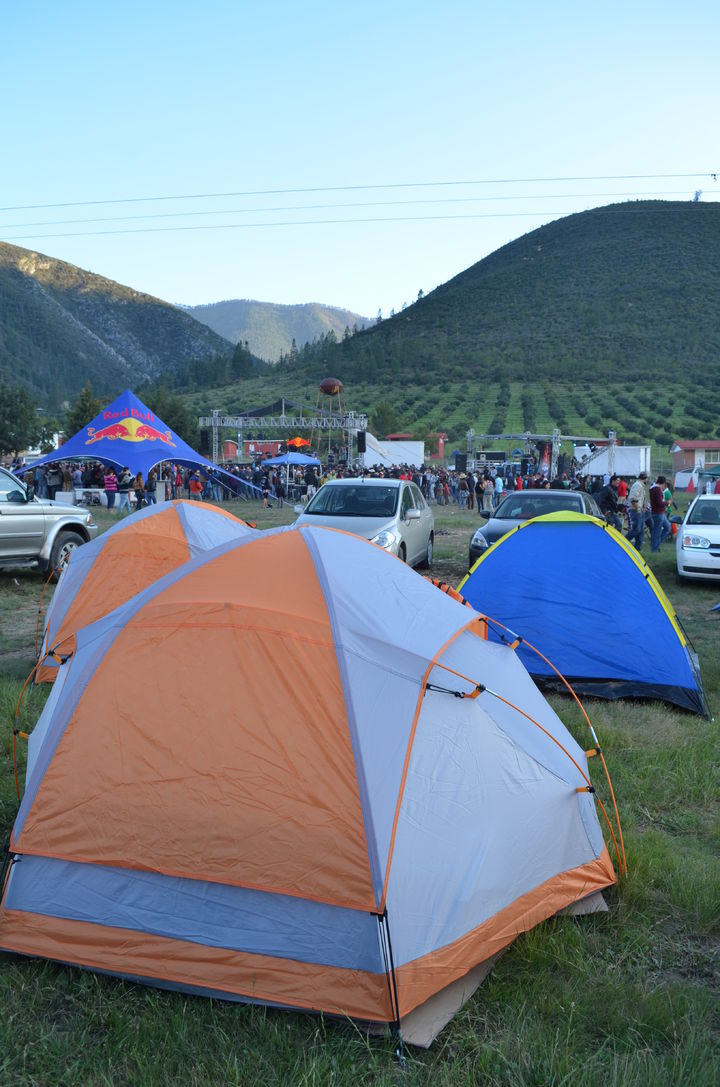 Campamento. En el campo de beisbol de la comunidad se instalan, tanto los dos escenarios como las tiendas para acampar.
