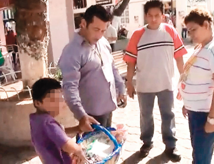 Video. Funcionario municipal maltrató a un menor de la etnia tzotzil por vender dulces y cigarros en la Zona Luz del Centro Histórico de Villahermosa.