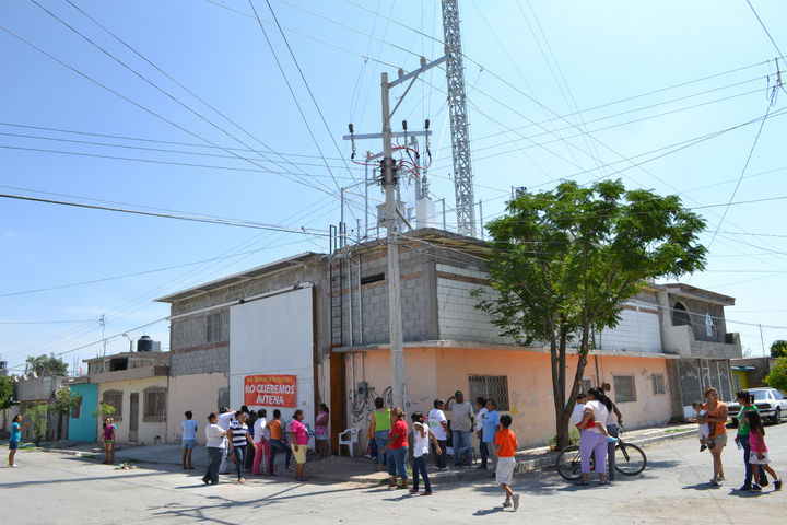Inconformes. Vecinos de la colonia Carmen Romano mantienen tomada una bodega donde se construyó una antena de radiocomunicaciones.