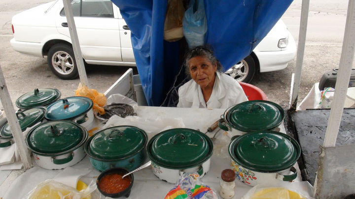 Gorditas. Doña Rosita tiene 34 años con su negocio afuera de las oficinas del Simas Torreón.