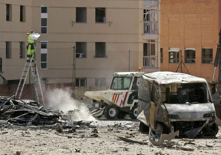 El ataque fue contra la casa cuartel de la Guardia Civil, una furgoneta cargada con doscientos kilos de explosivos estalló frente al edificio. ARCHIVO