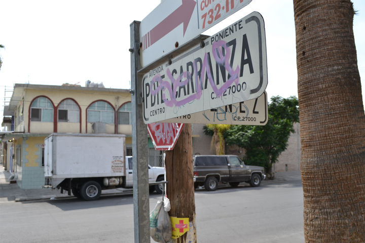 En mal estado. Sobre la avenida Presidente Carranza es posible ver algunos letreros y nomenclaturas  parcialmente afectadas por los actos de vandalismo, casi en ningún caso se limpian o son reemplazadas por parte de las autoridades.