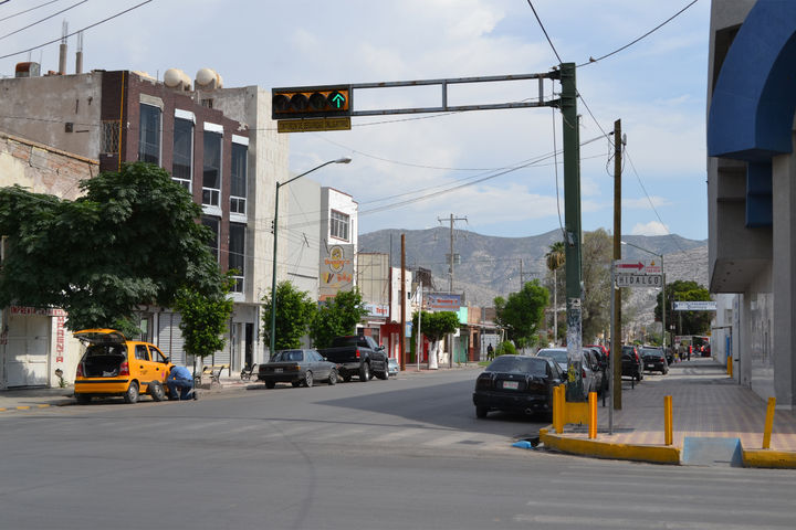 Semáforo incompleto. Sobre la calle Galeana y la avenida Hidalgo hay un semáforo que no cuenta con su respectiva nomenclatura, la situación causa confusión entre los automovilistas que acuden a la zona Centro de Torreón.