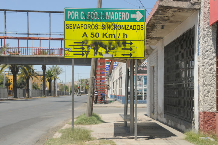 Letrero afectado. Es necesario poner especial atención al señalamiento ubicado en bulevar Revolución y calle Madero, el grafiti y la suciedad no permiten ver las letras de manera clara.