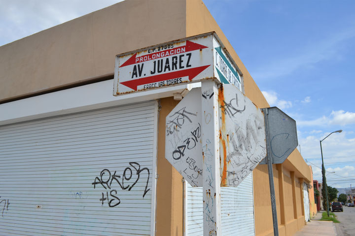 Los dañan. En el cruce entre Juárez y Torre de Cristal, en la colonia Las Torres, hay dos señalamientos de 'alto' y otra nomenclatura que han sido objeto del grafiti desde hace varios años.